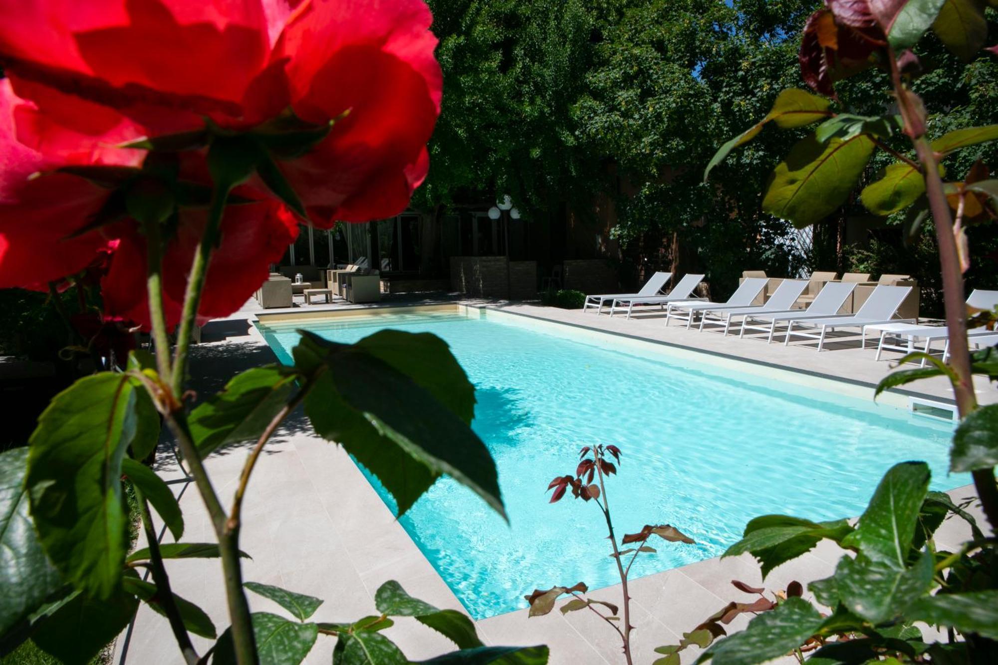 Hotel Milano Pool & Garden 萨利切温泉 外观 照片