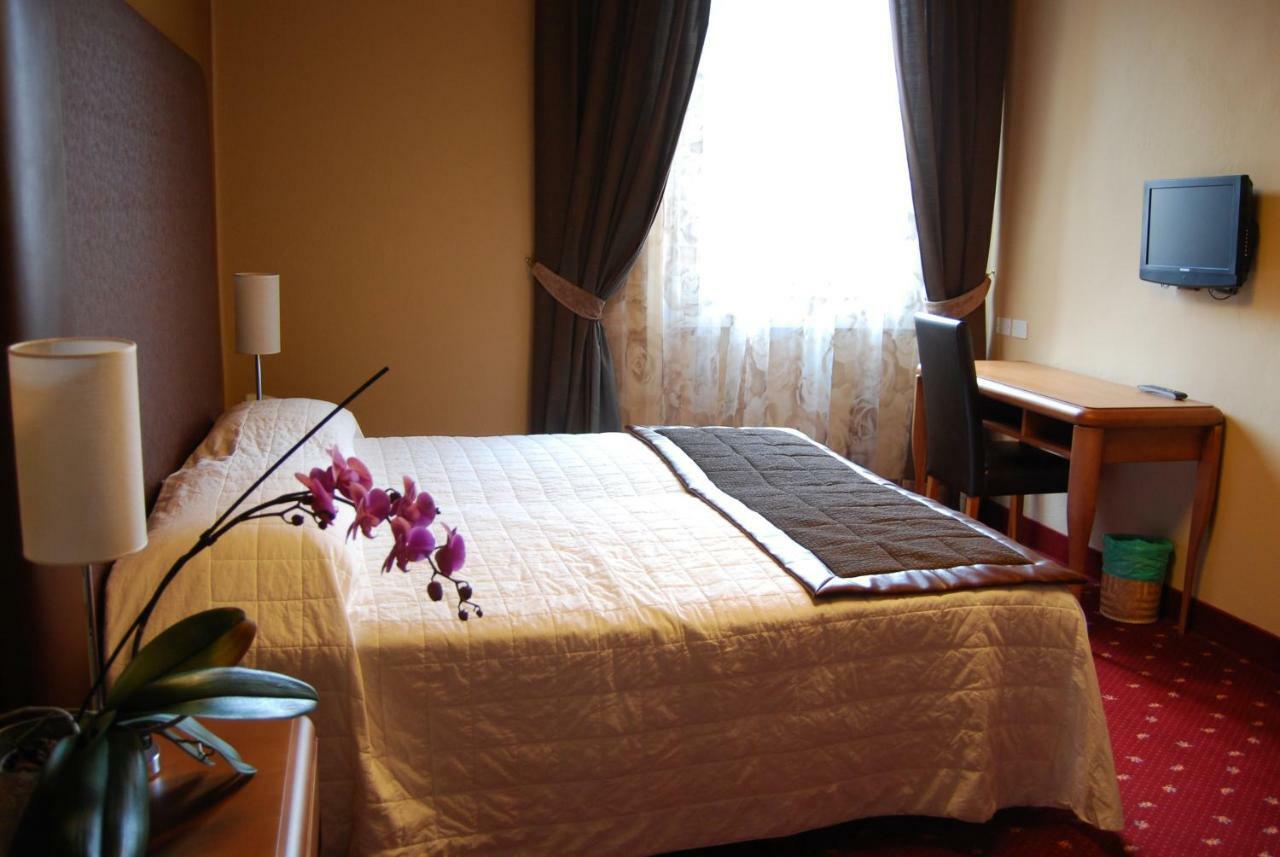 Hotel Milano Pool & Garden 萨利切温泉 外观 照片